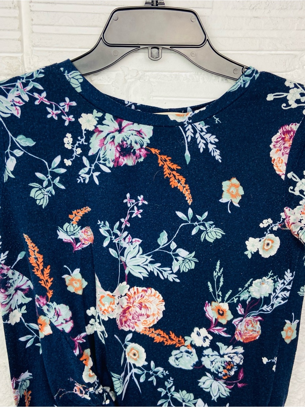 Wallflower Navy Floral Twist-Front Short Sleeve Top size small - Picture 5 of 11
